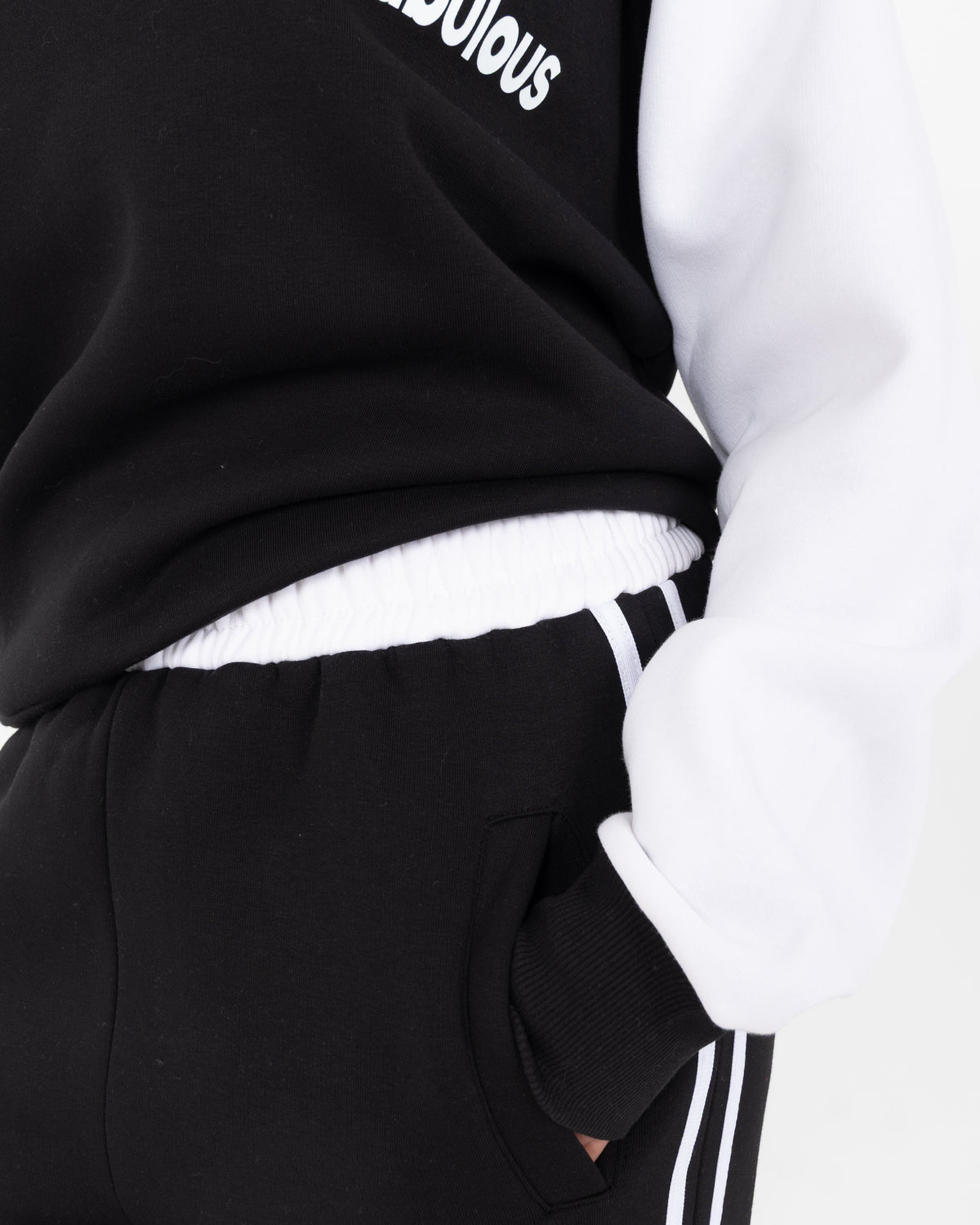 طقم رياضي نسائى شتوي ميلتون 100% قطن  توب V-neck وبنطلون بجيبين